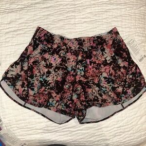 Track that MR Short 5” Lined - Stencil Blossom Red Multi - Size 14